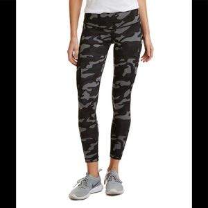 🆕 Vineyard Vines Performance Leggings in Whales & Camo Print (Reversible) - XXS